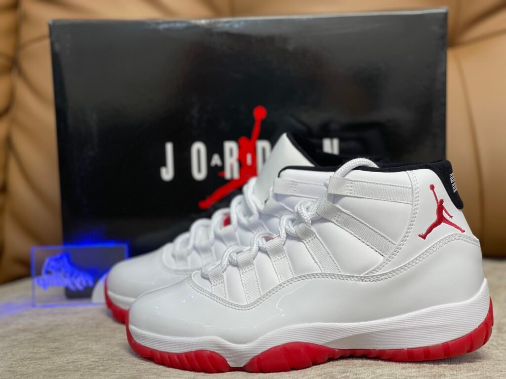 Air Jordan 11 White / Red